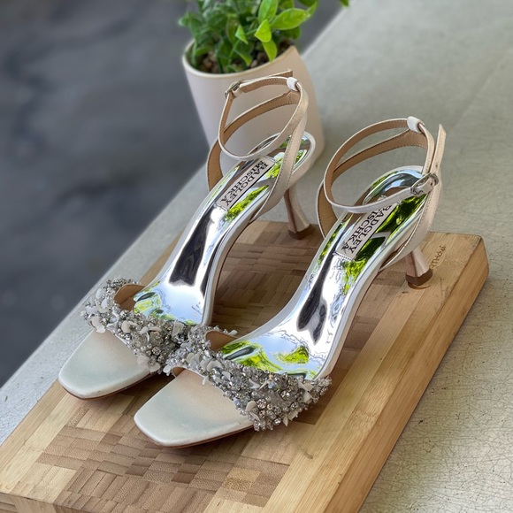 Badgley Mischka Telissa white satin embellished heels size 8 stores display - Picture 7 of 10